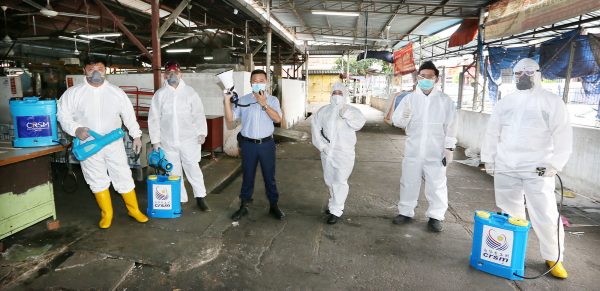 霹:1日见报/封底主文/【生活画页】消毒队深入高危场所 疫下开你一帖安全安心药