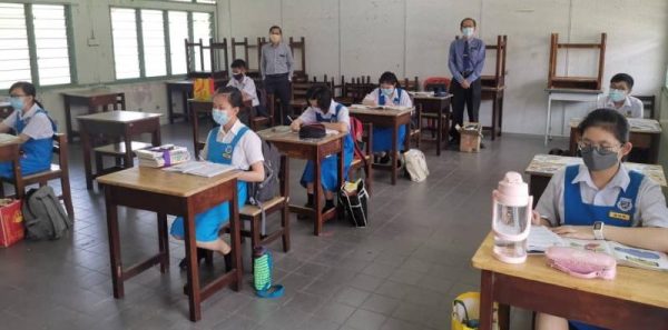 霹:万里望中学把每班学生分成两组
