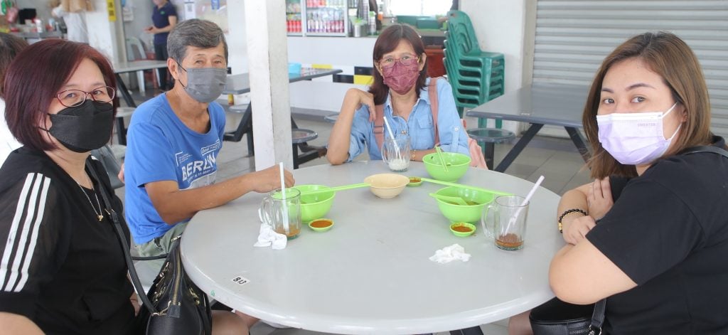 霹:封面主文/霹晋复苏四多回公司上班 午市堂食人潮增