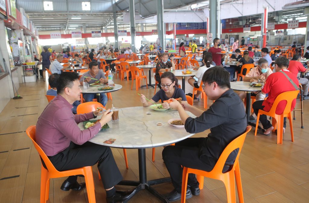 霹:封面主文/霹晋复苏四多回公司上班 午市堂食人潮增
