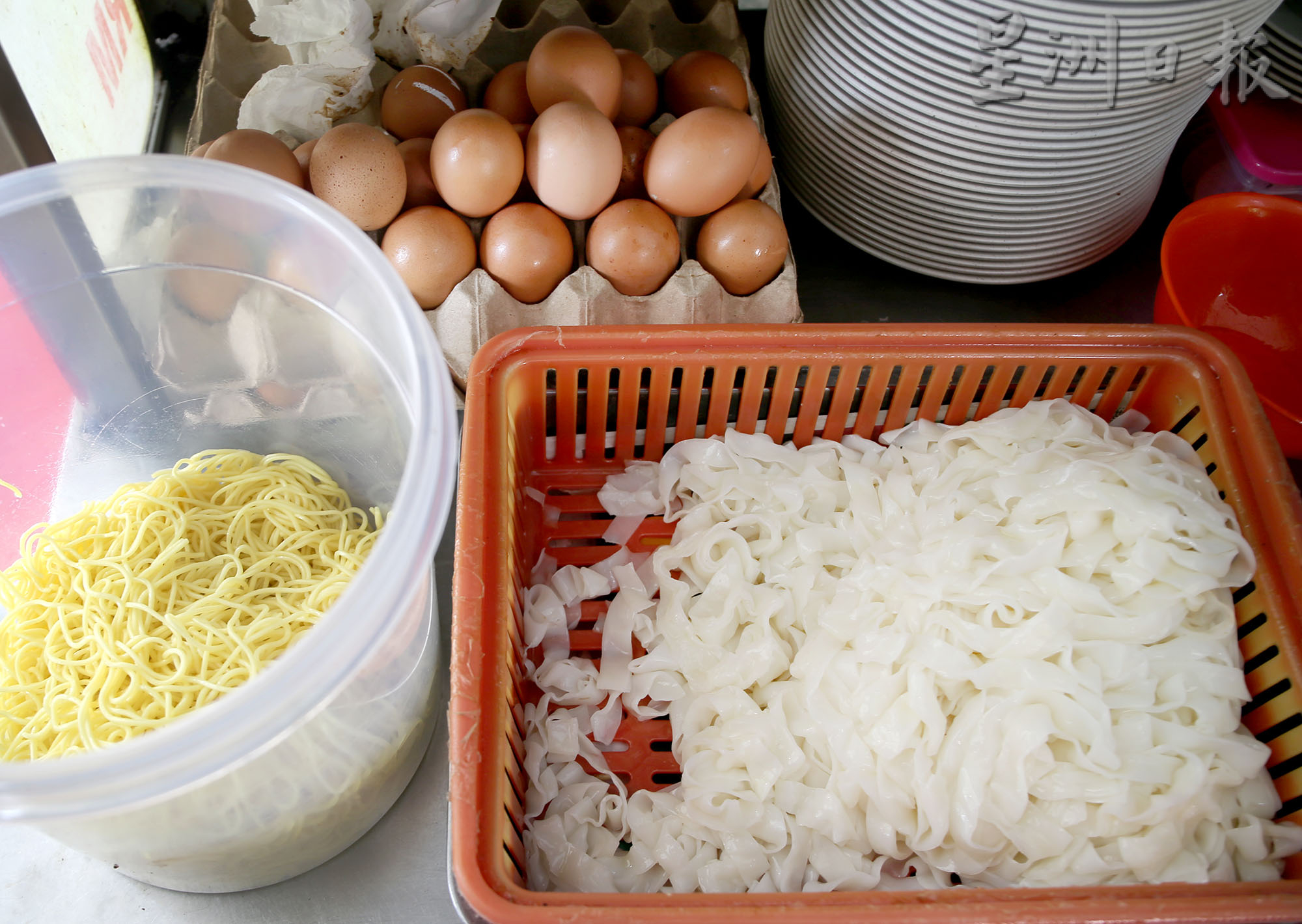 霹:封面主文/食材涨价成本增 部分小贩暂不起价或明年新年前涨50仙