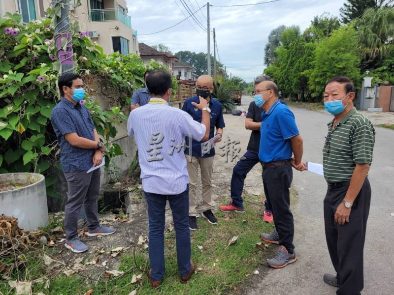 霹：版二内／何伟铭到巴占水患黑区考察
