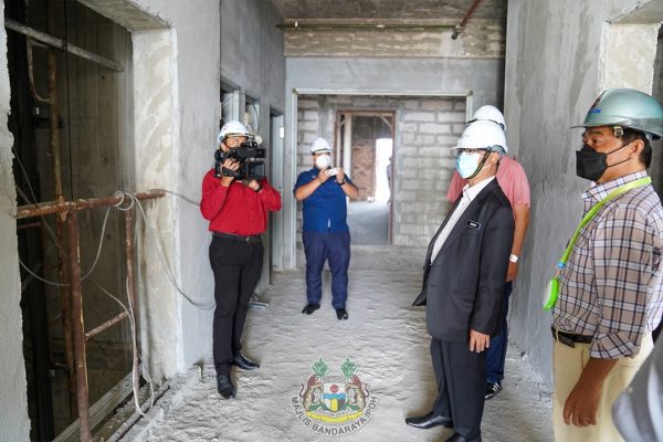 霹:版五头/市长突击访问建筑工地