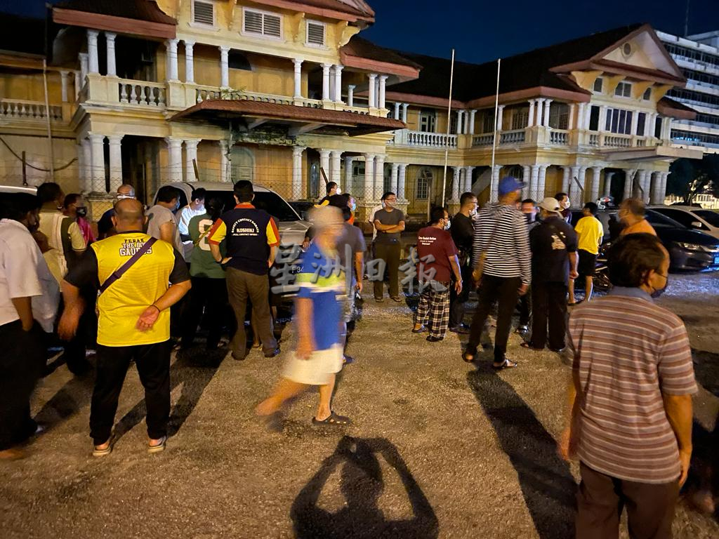 霹：版四头内／土地申请事务限额 律师员工摸黑排队仍扑空