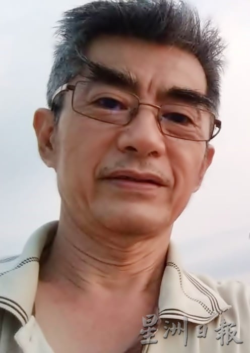 霹:版头/华夏小学校园菜圃 茄子高丽菜长得美