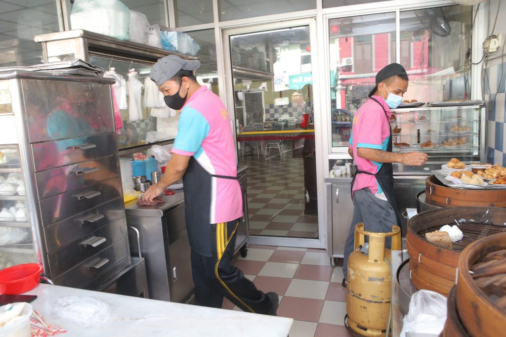 霹:版头/工找人 怡餐饮业急找人工作