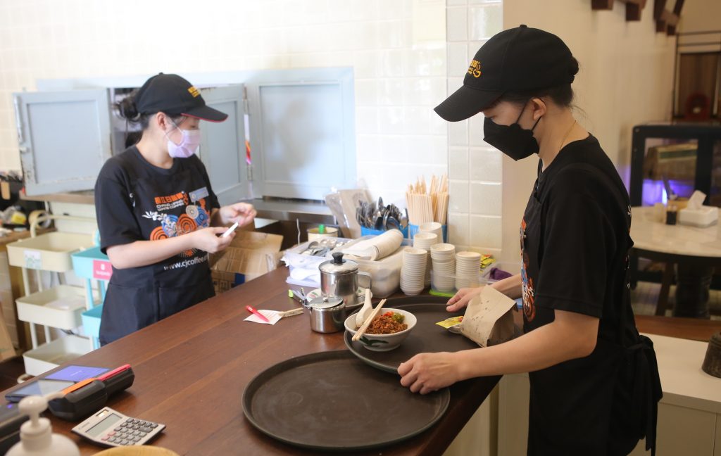 霹:版头/工找人 怡餐饮业急找人工作