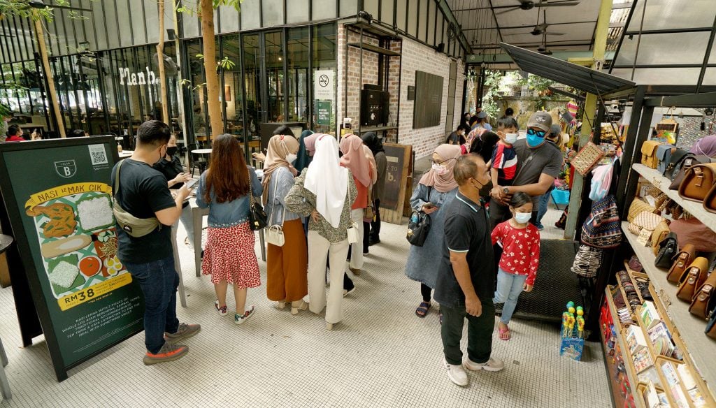 霹:版头/旧街场光兴艺术坊重开 游客选购怡保特色纪念品