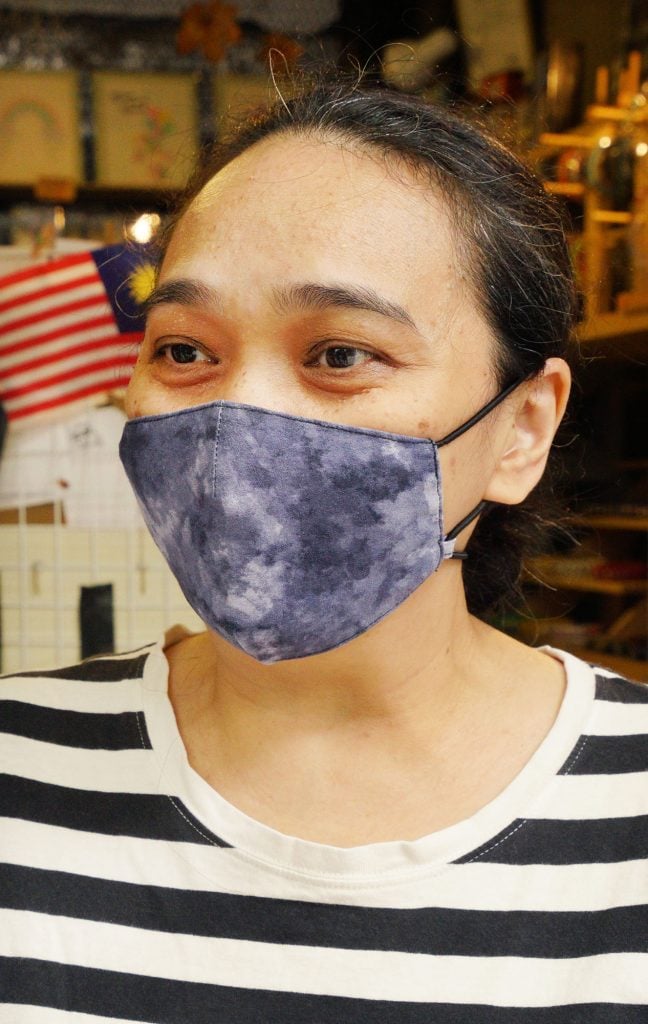 霹:版头/旧街场光兴艺术坊重开 游客选购怡保特色纪念品