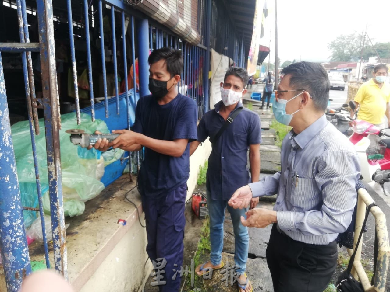 霹:维修保阁亚三巴刹工程启动先修铁栅门