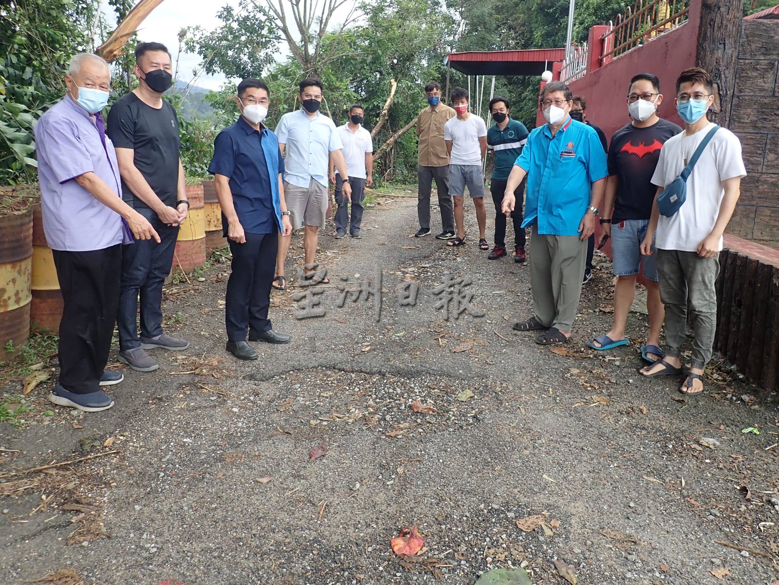 霹：郑国霖承诺拨款重铺福德祠前道路