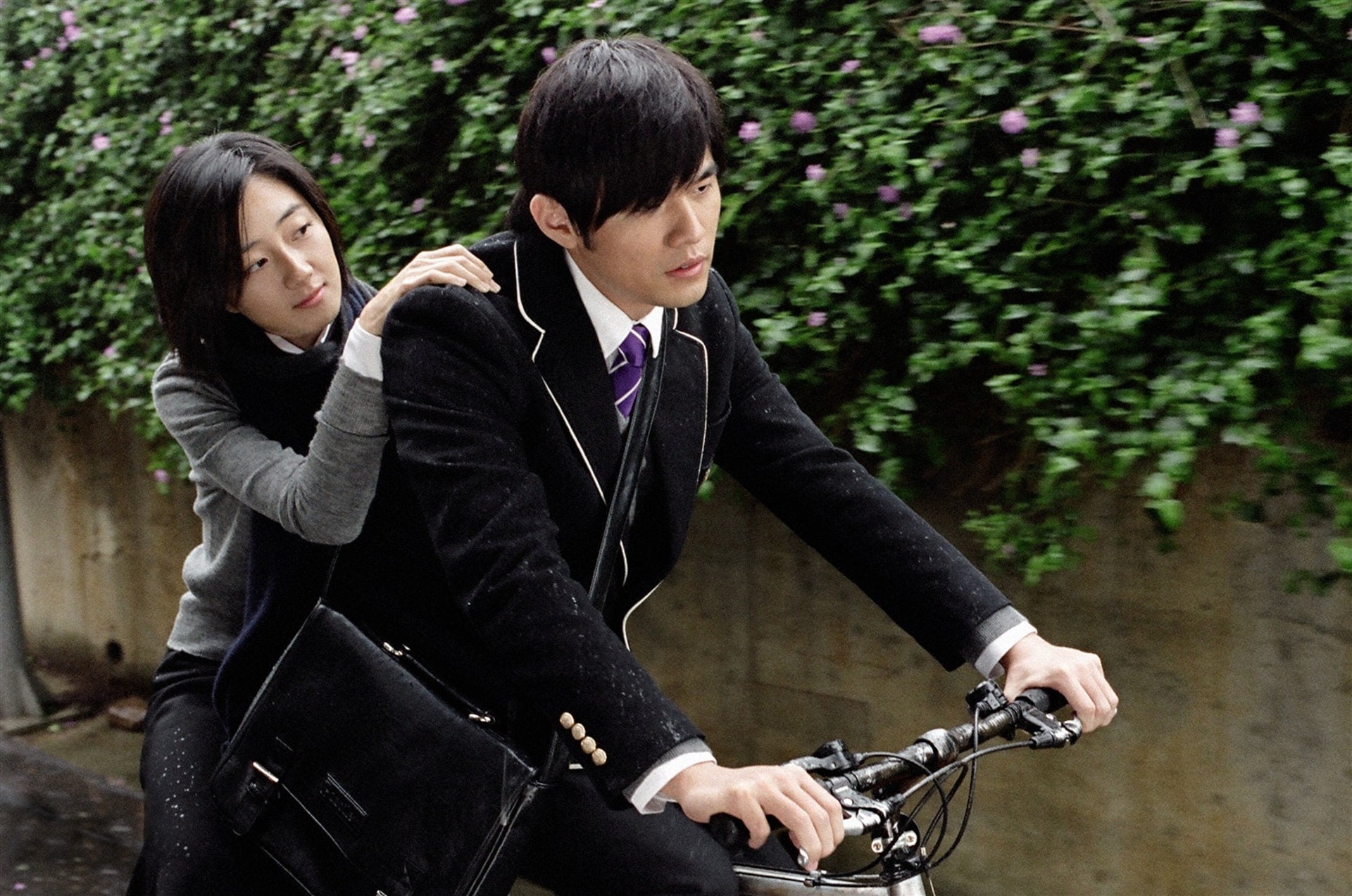 韩版《不能说的秘密》遭路透 D.O.@EXO重现骑脚车经典画面