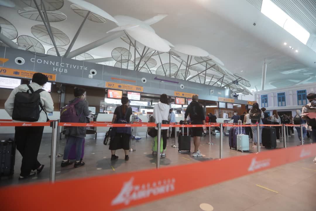 首班VTL隆新亚航班机满座！载180乘客一家团聚