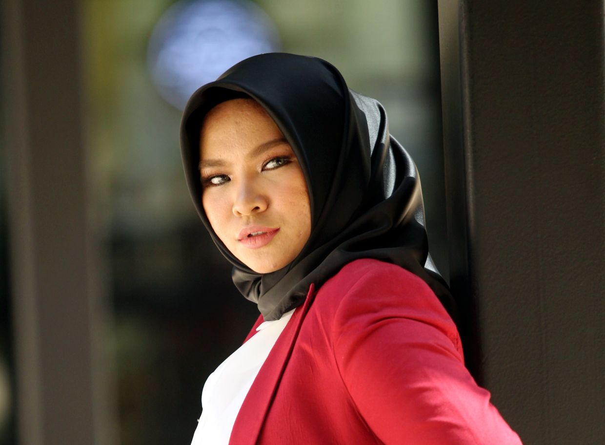 马来女星红毯造型掀热议  网赞​“人身距离最佳示范”