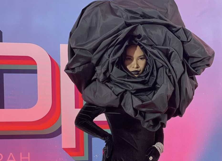 马来女星红毯造型掀热议  网赞​“人身距离最佳示范”