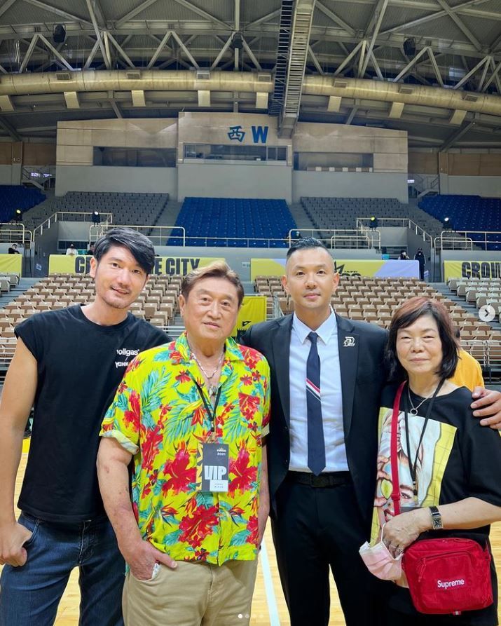 高以翔离世2年 爸爸穿生前衣服看球赛