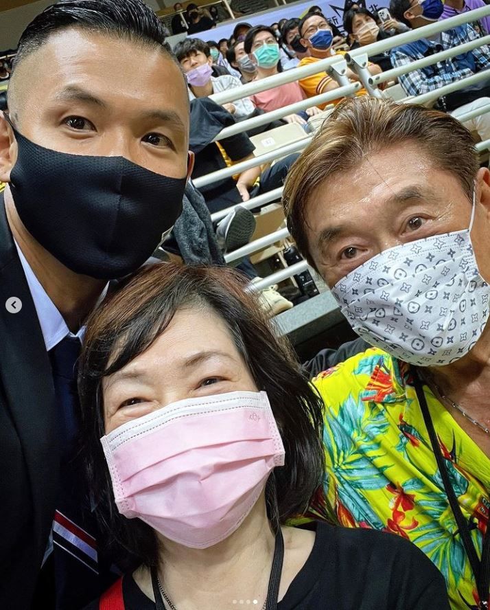 高以翔离世2年 爸爸穿生前衣服看球赛