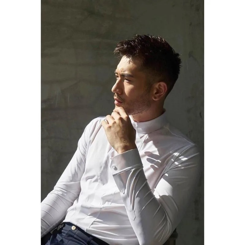 高以翔离世2年 爸爸穿生前衣服看球赛