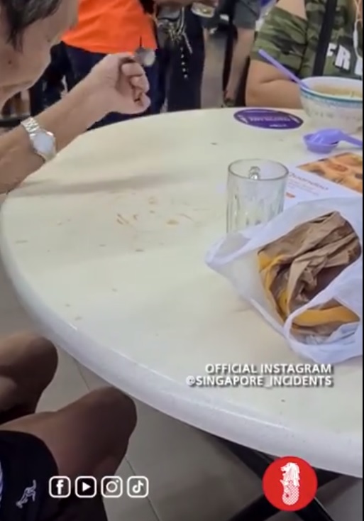 高手在人间!茶为墨 匙为笔 当场画出人头像