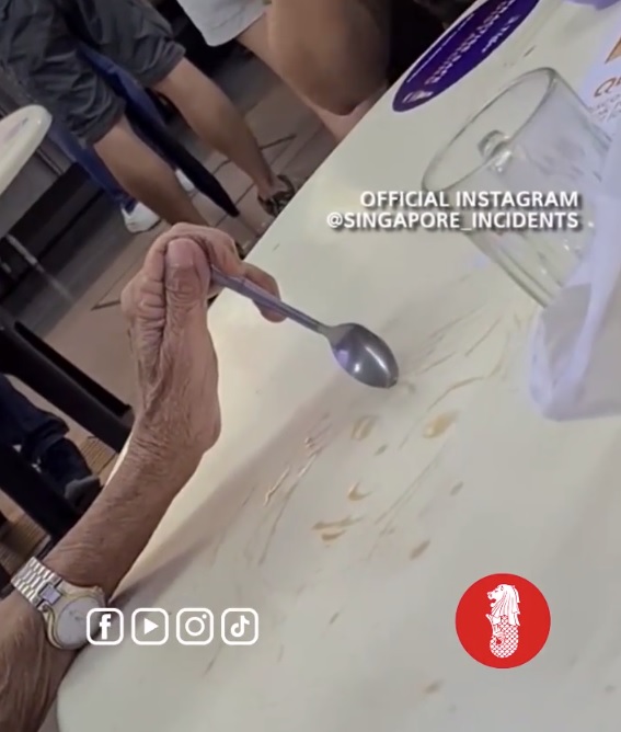 高手在人间!茶为墨 匙为笔 当场画出人头像