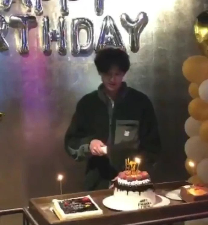 魔童15岁生日许愿病毒远离 帅气外貌网喊原地出道