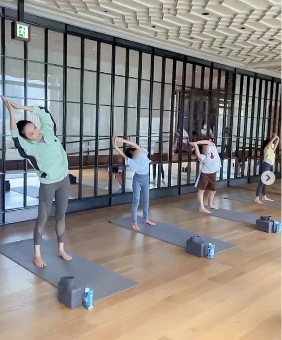 黎姿带3小猪练瑜伽   母女挑战高难度动作