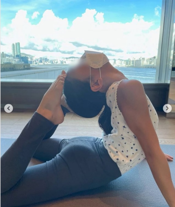 黎姿带3小猪练瑜伽   母女挑战高难度动作