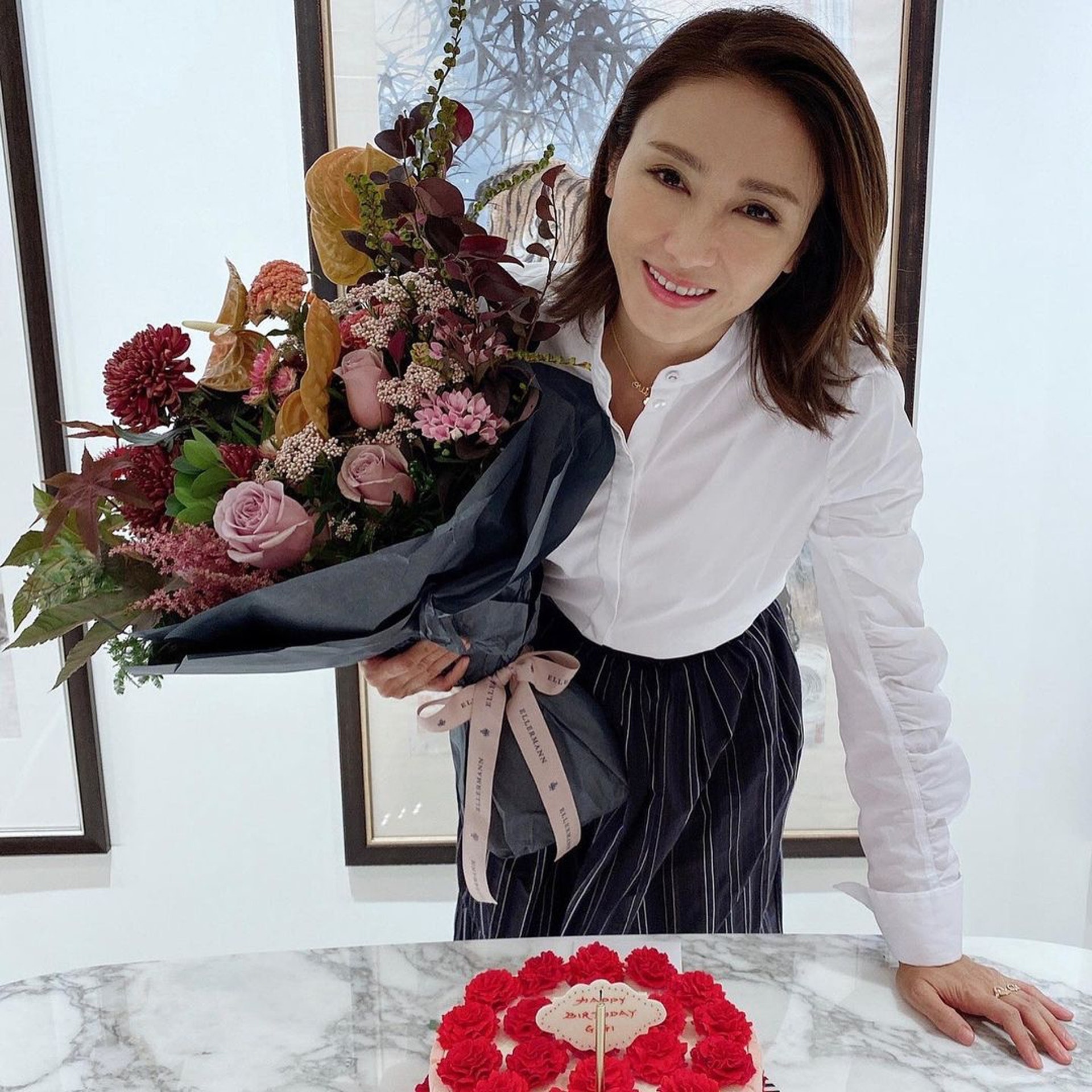 黎姿带3小猪练瑜伽   母女挑战高难度动作