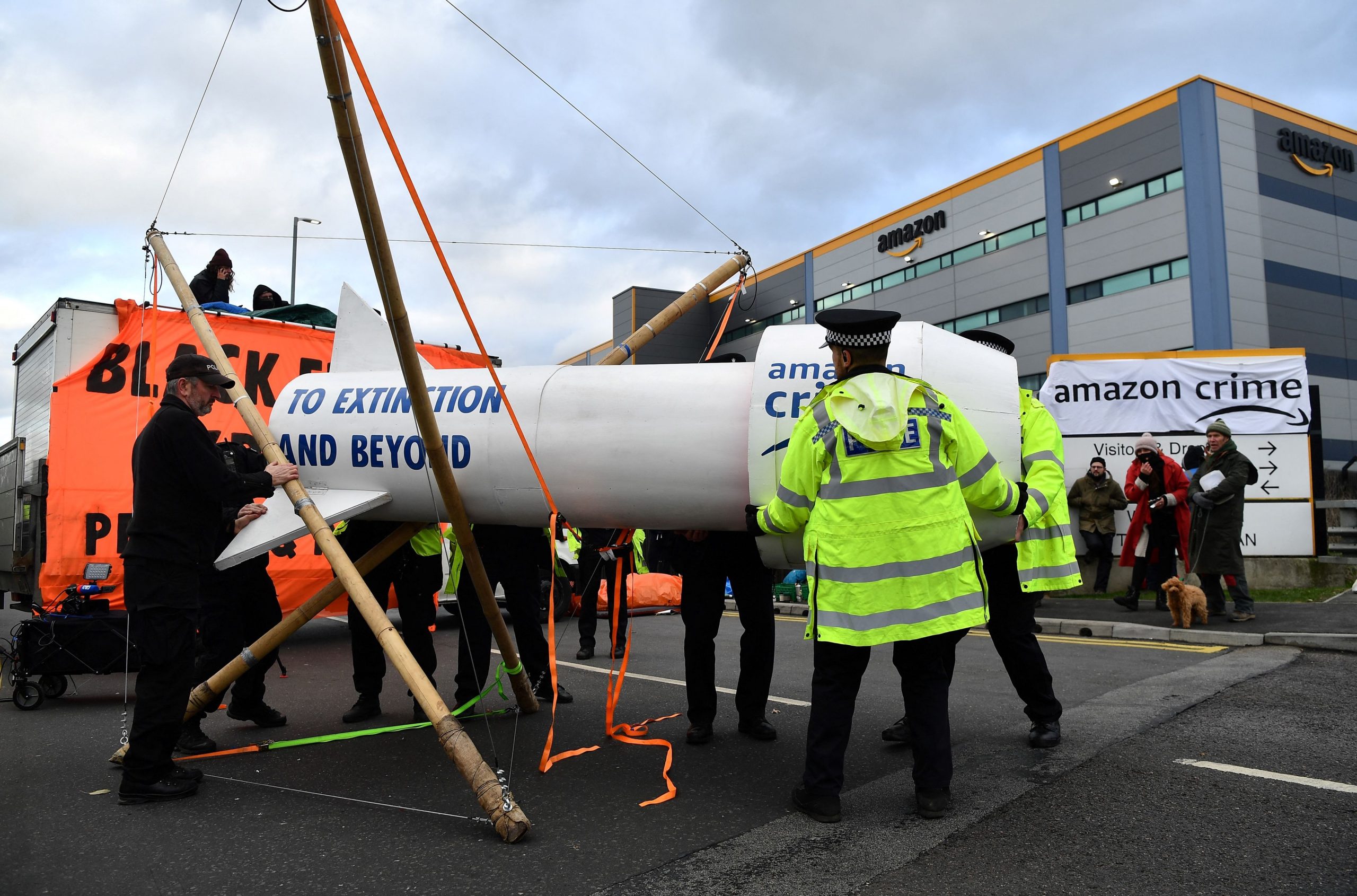 黑色星期五购物日 亚马逊遭环保人士封仓库
