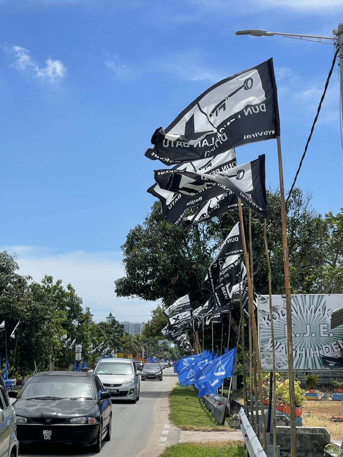 (全国版)出走议员披甲上阵·选民反应两极化