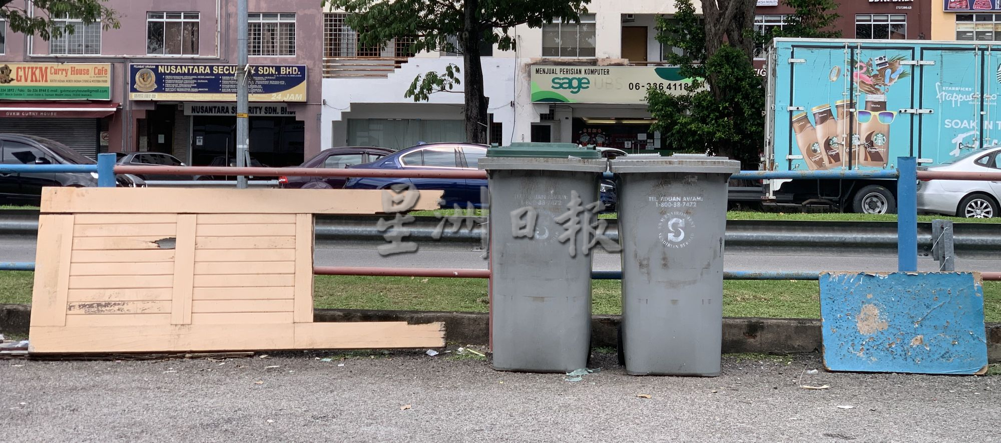 (古城封底主文)垃圾没有妥善处理,居民:这就是水灾原因之一