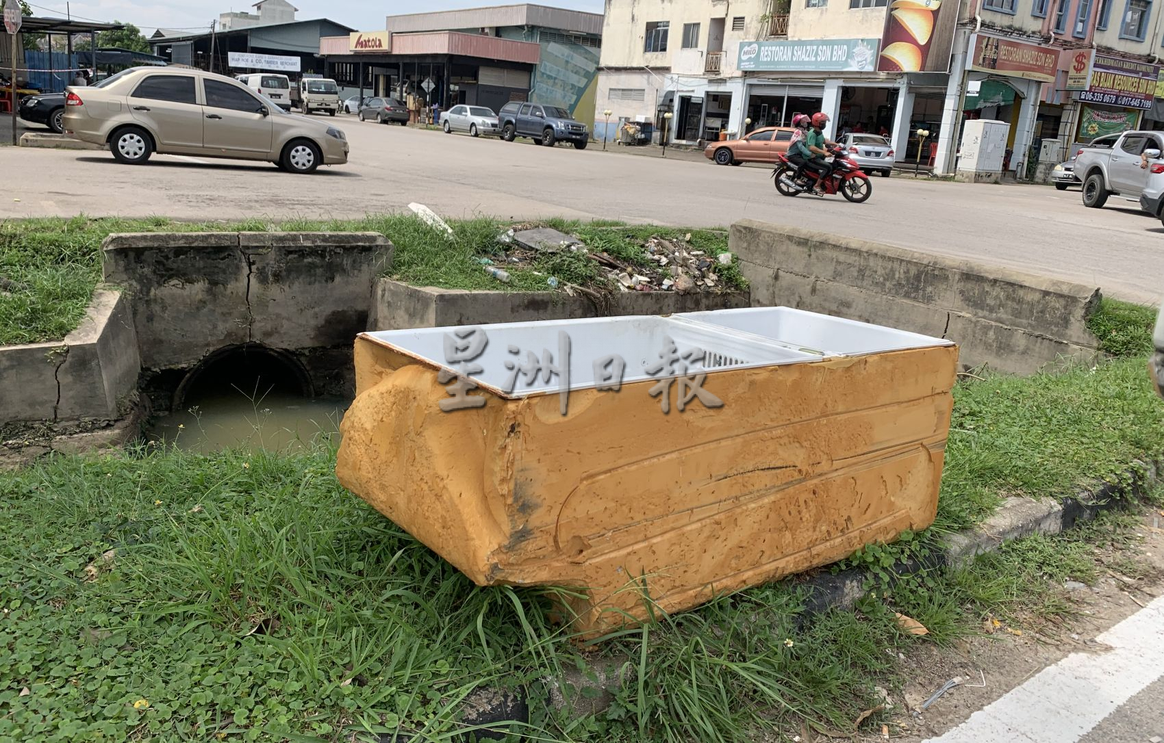 (古城封底主文)垃圾没有妥善处理,居民:这就是水灾原因之一