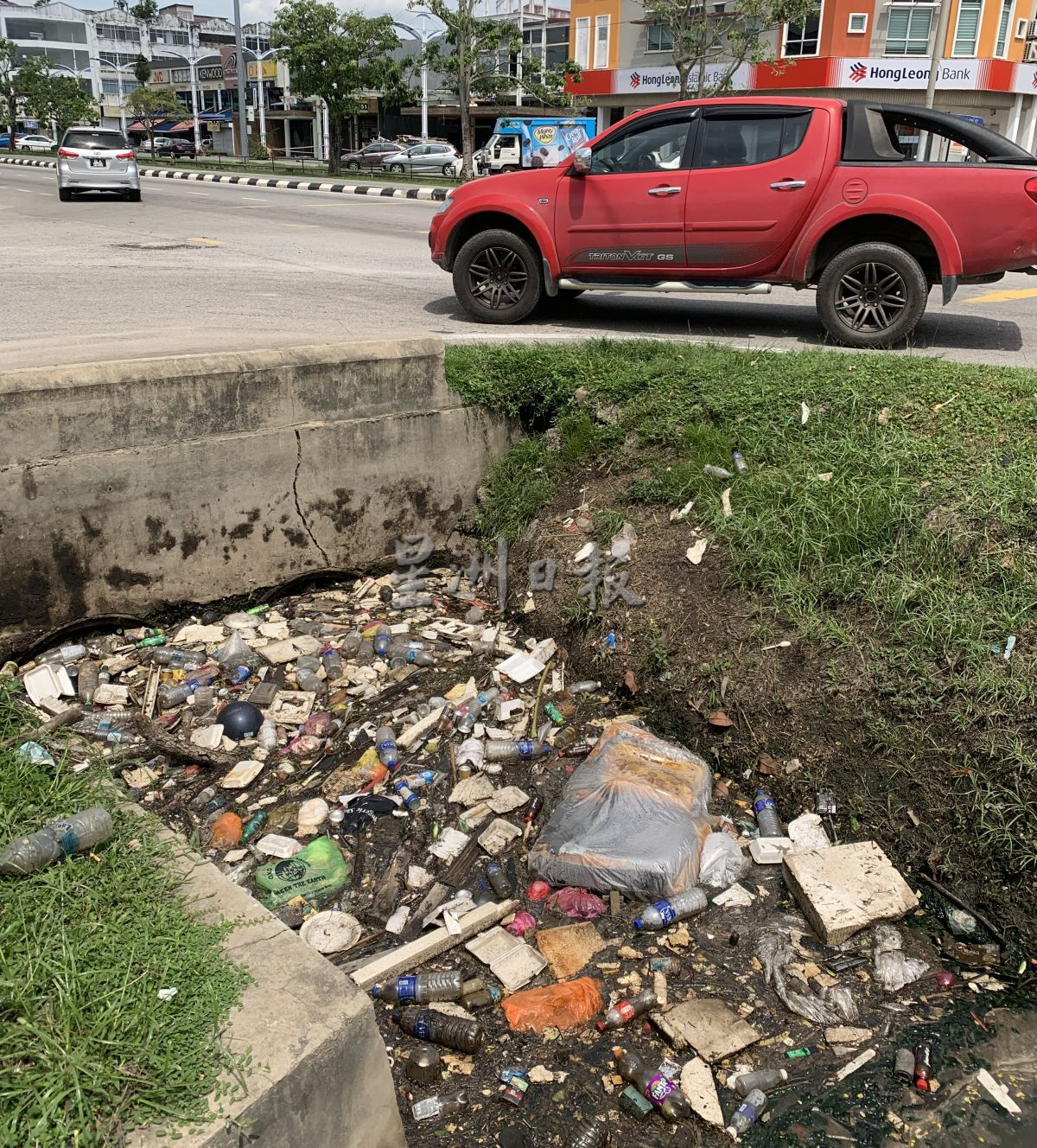 (古城封底主文)垃圾没有妥善处理,居民:这就是水灾原因之一