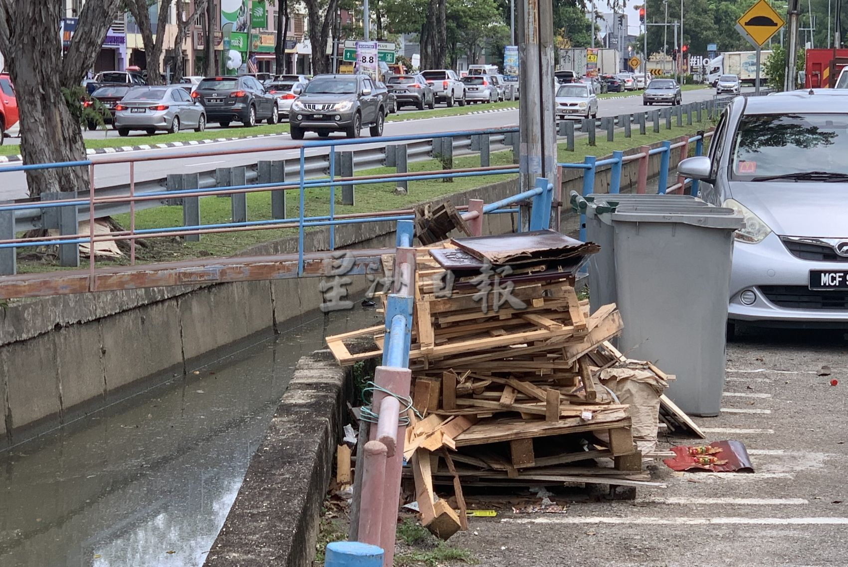 (古城封底主文)垃圾没有妥善处理,居民:这就是水灾原因之一