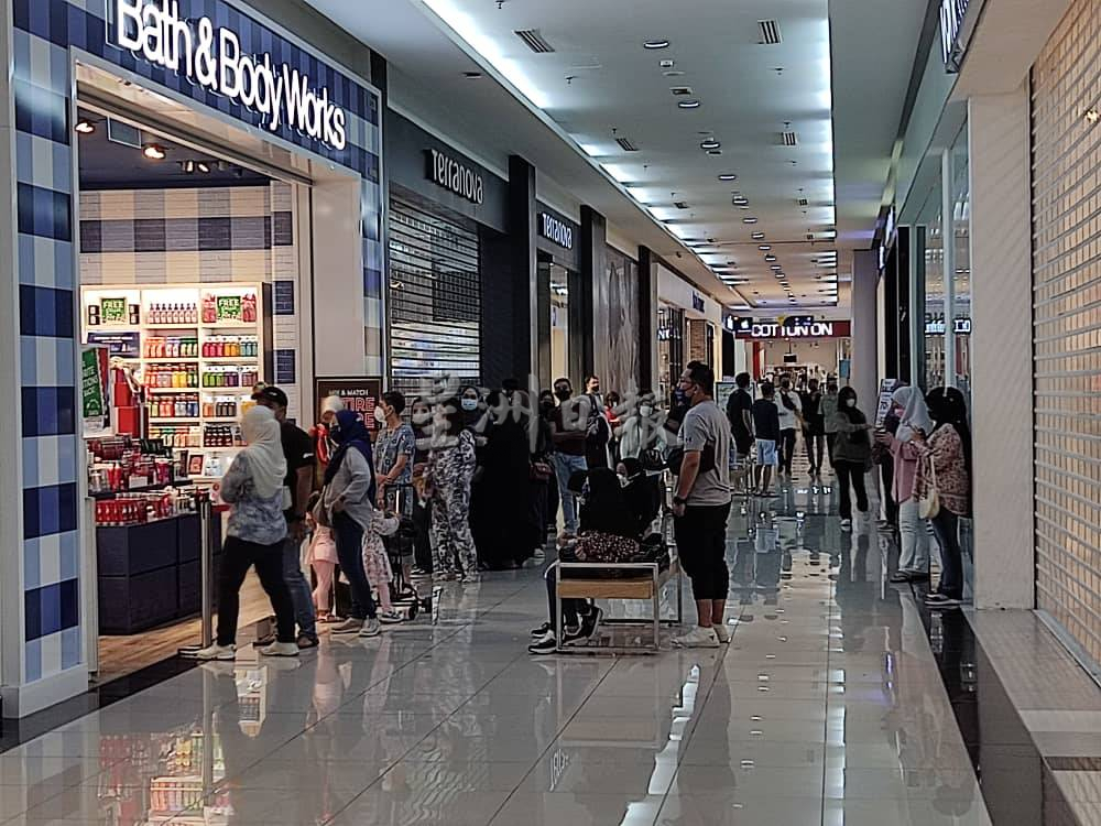 (古城封底主文)新变种病毒多国出现,甲商业区依然人潮汹涌