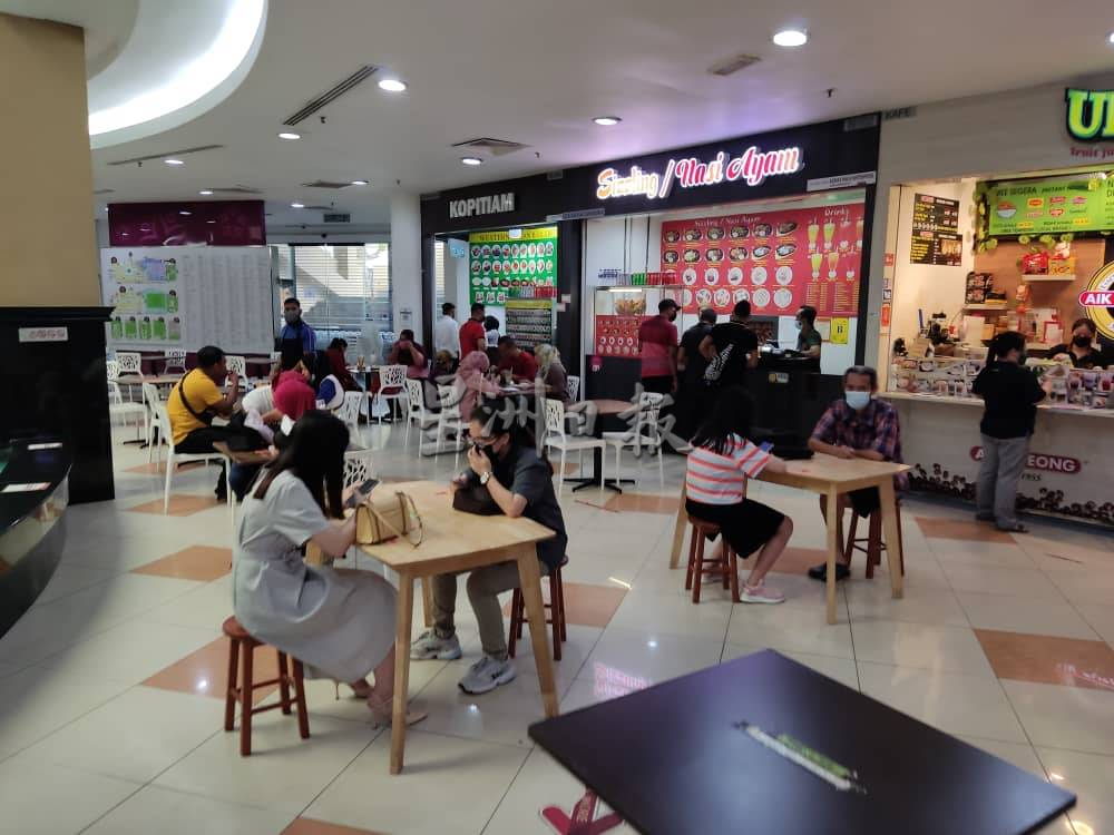 (古城封底主文)新变种病毒多国出现,甲商业区依然人潮汹涌