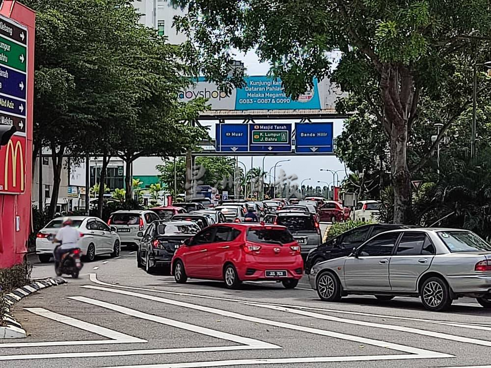 (古城封底主文)新变种病毒多国出现,甲商业区依然人潮汹涌