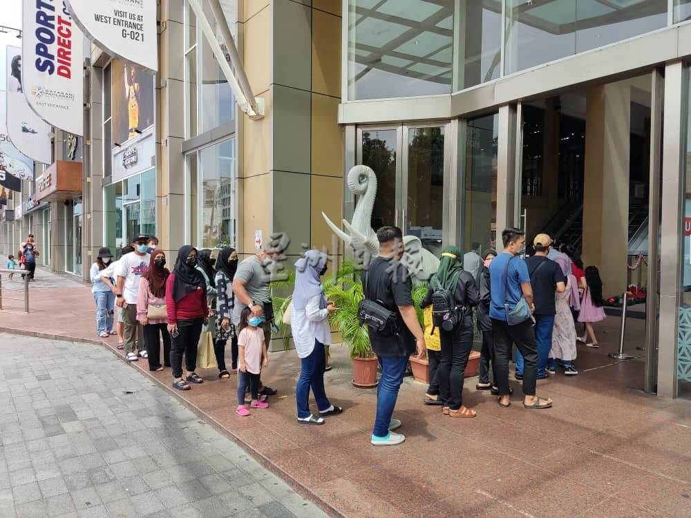 (古城封底主文)新变种病毒多国出现,甲商业区依然人潮汹涌