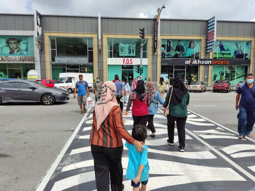 (古城封底主文)新变种病毒多国出现,甲商业区依然人潮汹涌