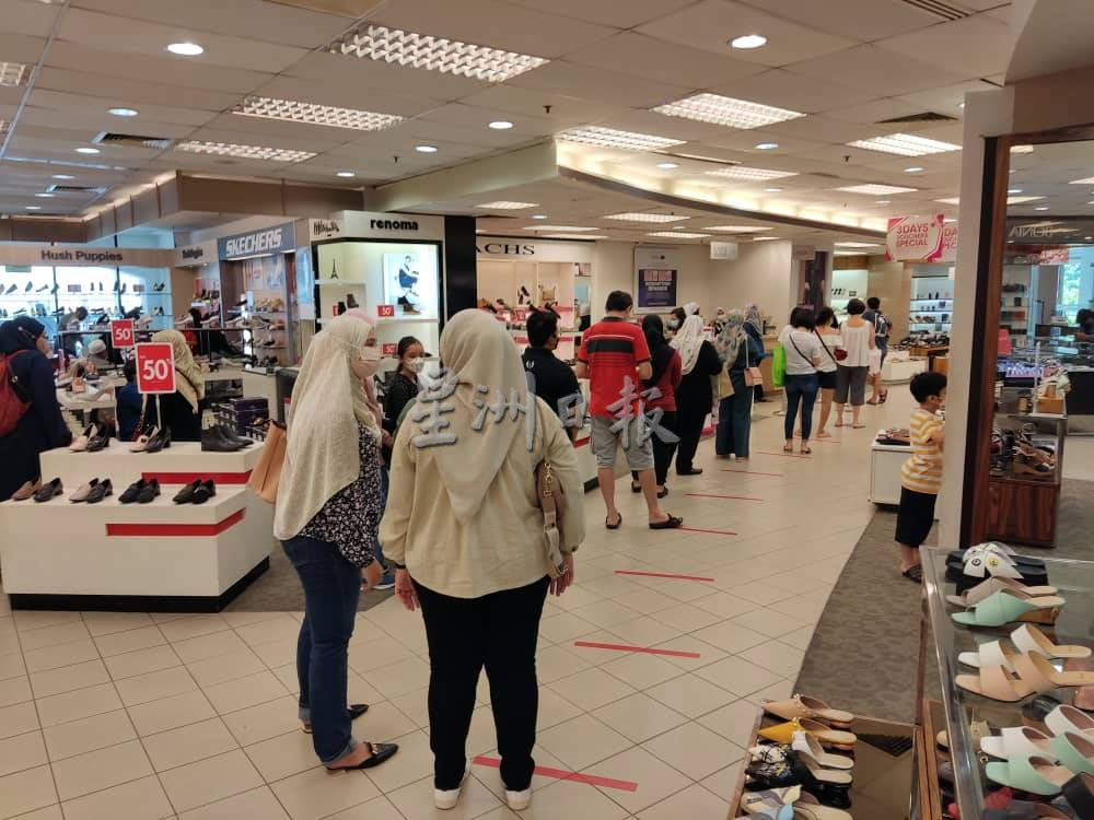 (古城封底主文)新变种病毒多国出现,甲商业区依然人潮汹涌