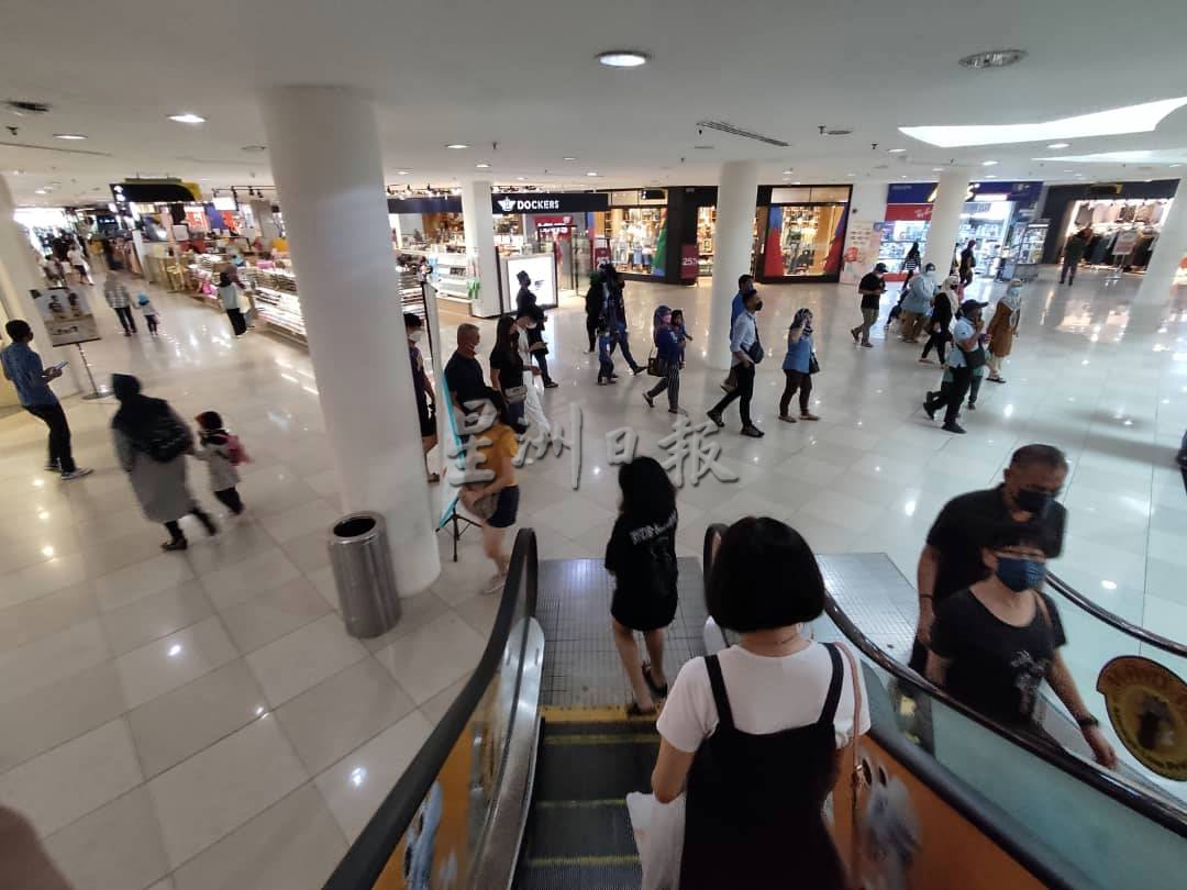 (古城封底主文)新变种病毒多国出现,甲商业区依然人潮汹涌