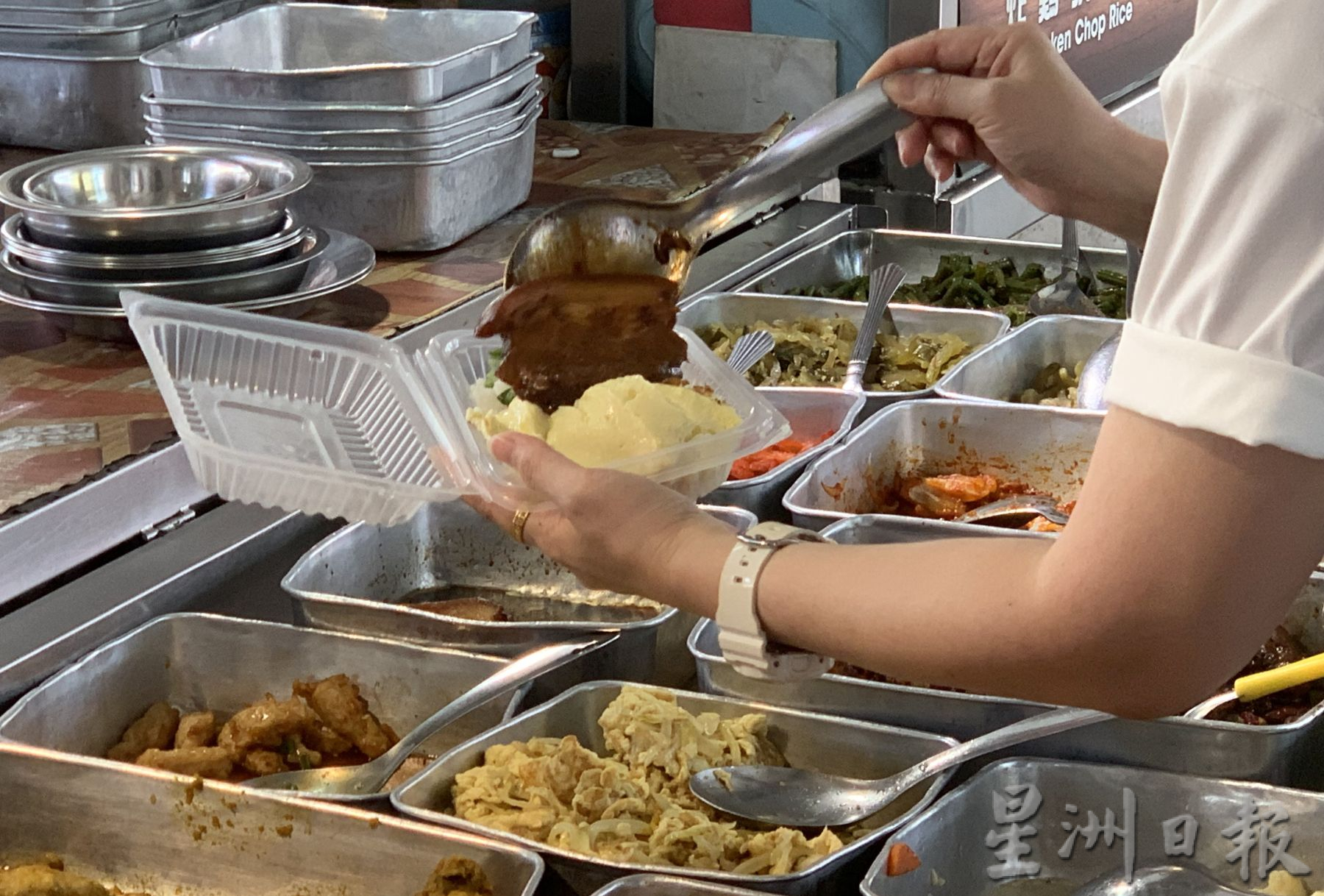 (古城封面主文)塑料饭盒起价货源吃紧·业者面对挑战