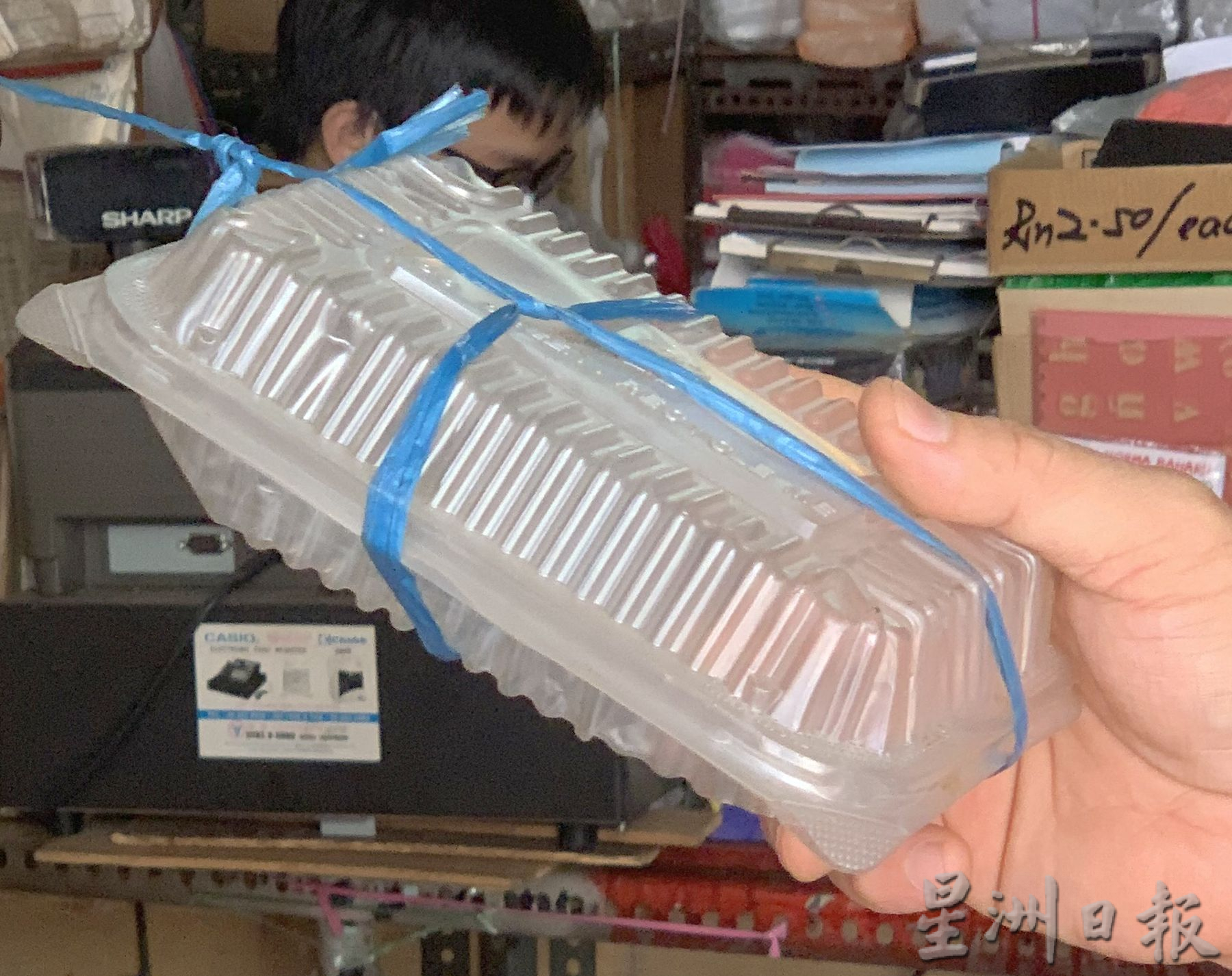 (古城封面主文)塑料饭盒起价货源吃紧·业者面对挑战