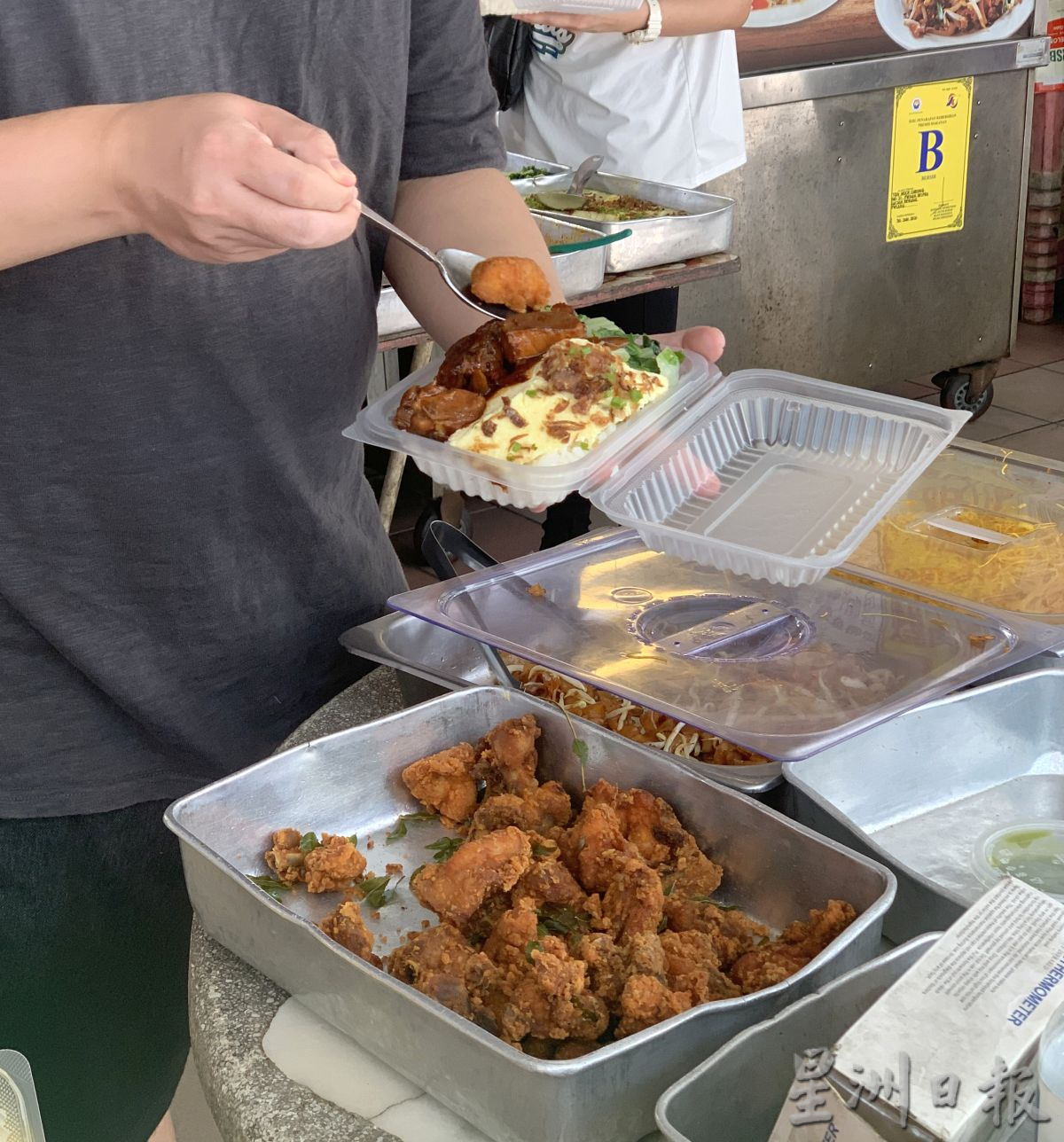 (古城封面主文)塑料饭盒起价货源吃紧·业者面对挑战