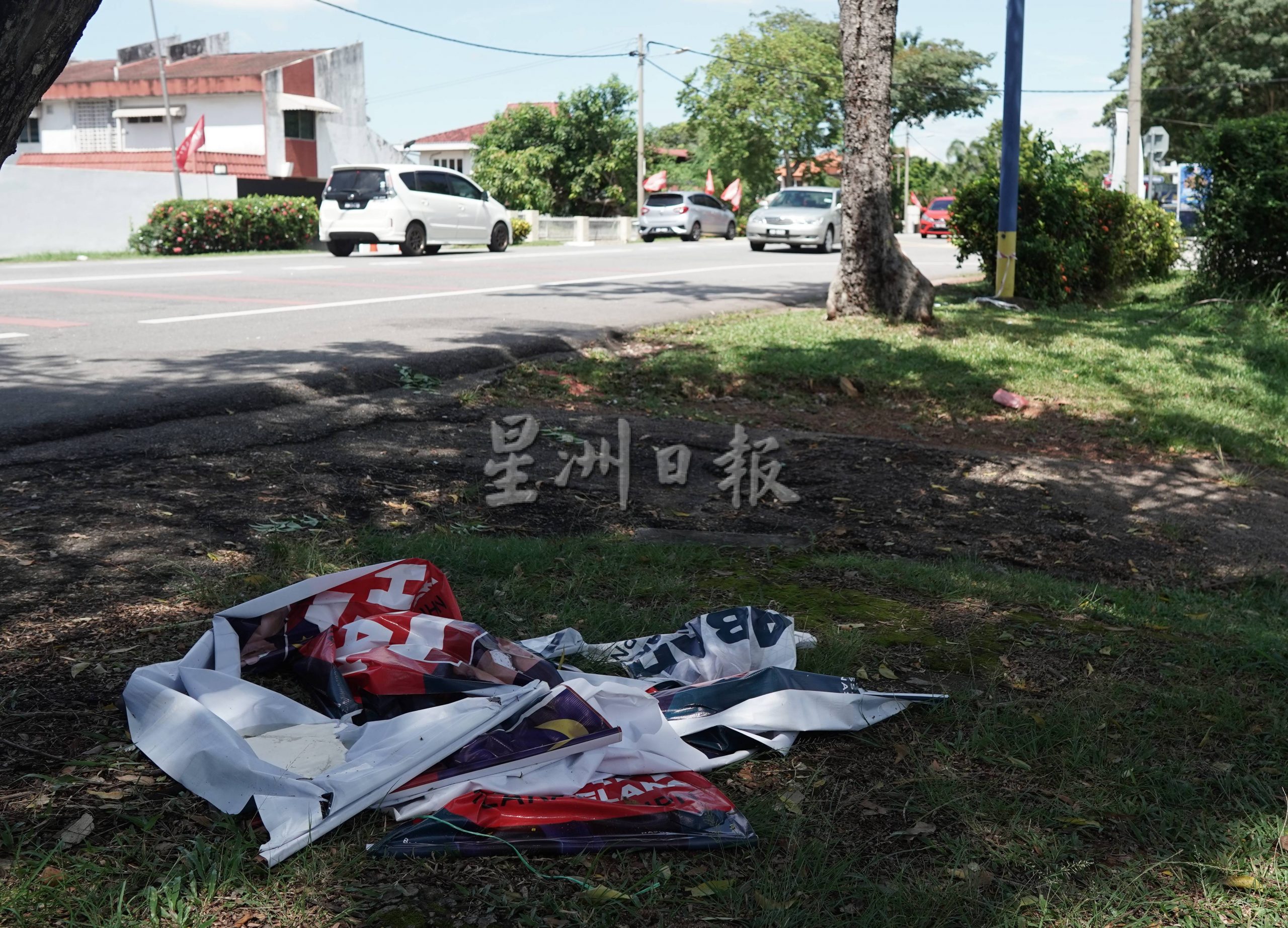 (古城封面主文)选后宣传品落地、悬吊半空,有的甚至积水,各阵营纷纷开始收拾