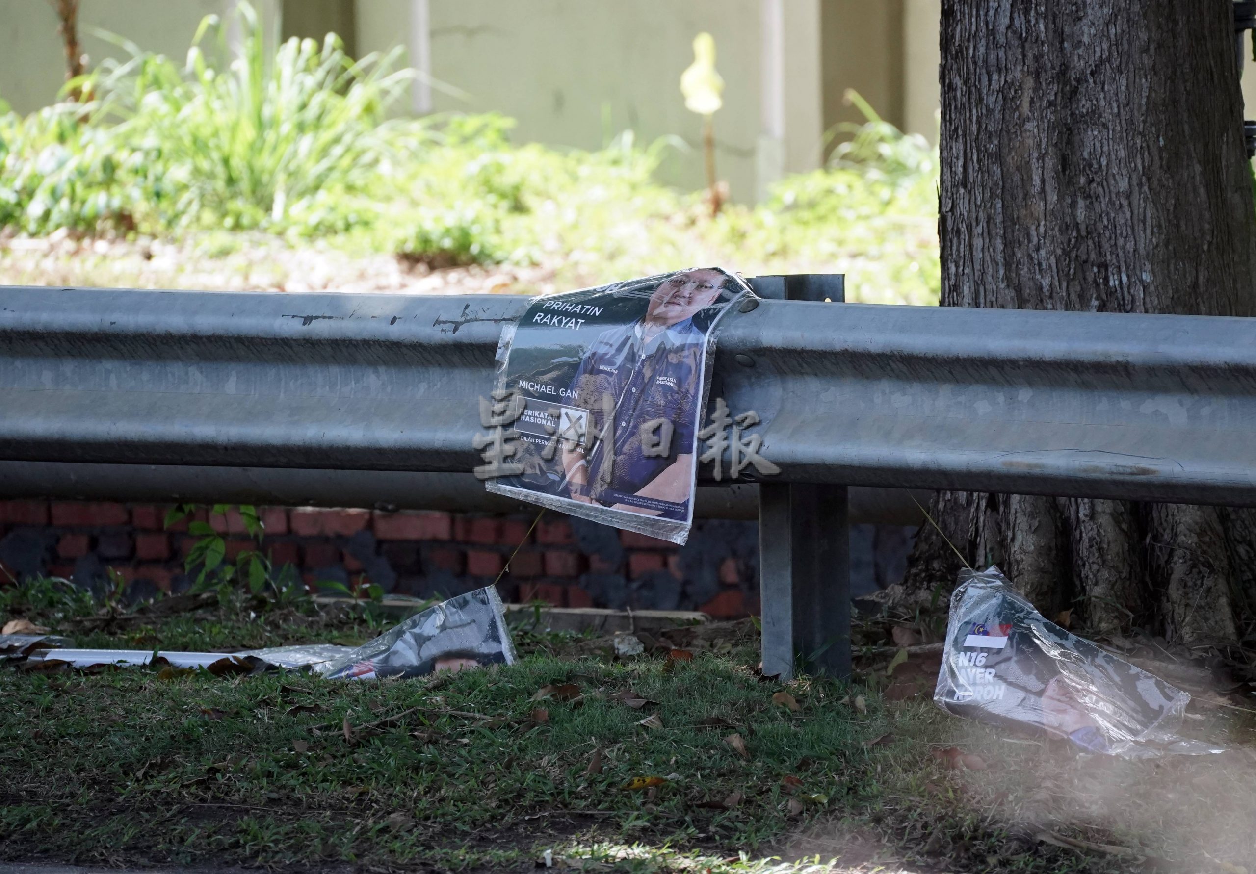 （古城封面主文）选后宣传品落地、悬吊半空，有的甚至积水，各阵营纷纷开始收拾