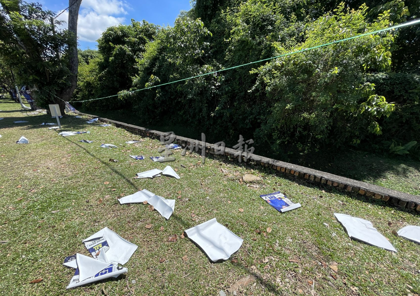 (古城封面副文)竞选结束了,旗帜布条看板依旧满街飘扬