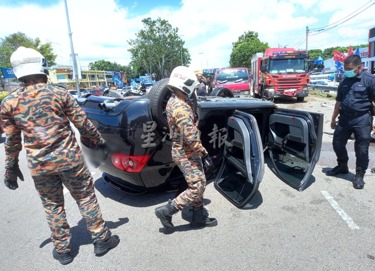 (古城版)男子开车失控翻覆
