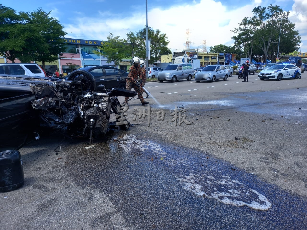 (古城版)男子开车失控翻覆