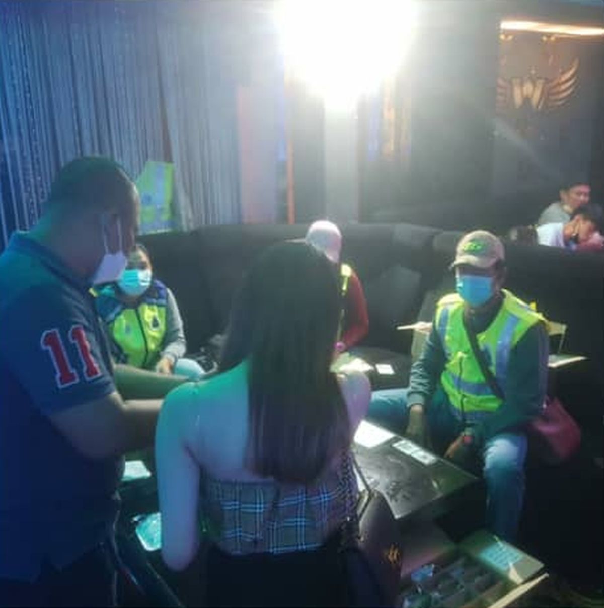 (古城版)警方突击夜店·5人毒品尿检呈阳